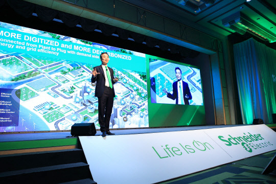 김경록 슈나이더일렉트릭코리아 대표가 14일 서울 홍은동 그랜드 힐튼 서울 호텔에서 개최된 '라이프 이즈 온 이노베이션 서밋'에서 에코스트럭처 플랫폼에 대해 설명하고 있다. 슈나이더일렉트릭 제공